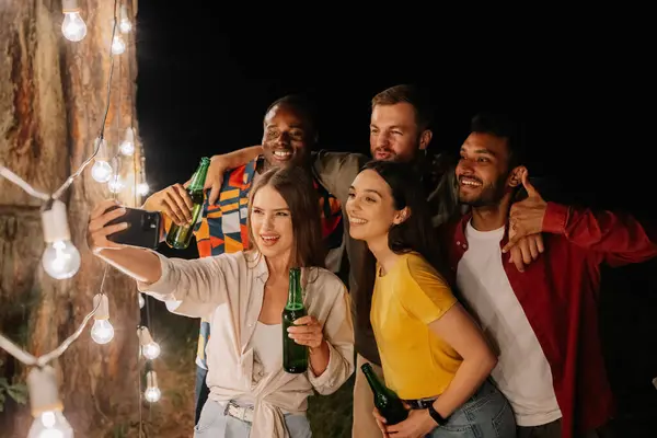 Groupe Amis Multiraciaux Amuser Boire Bière Prennent Selfies Près Des — Photo