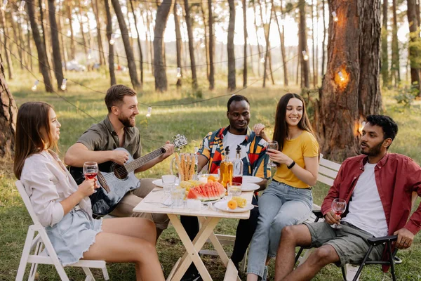 Meeting Multiracial Group Friends Playing Guitar Singing Eating Dinner Drinking — Stock Photo, Image