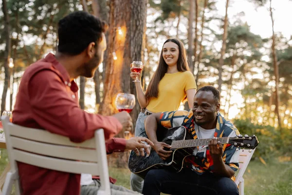 Multiracial Group Friends African Man Playing Guitar Happy Friends Drinking — Stock Photo, Image