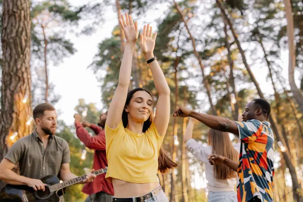 Çok Irklı Bir Grup Arka Planda Dans Eden Güzel Hippi — Stok fotoğraf