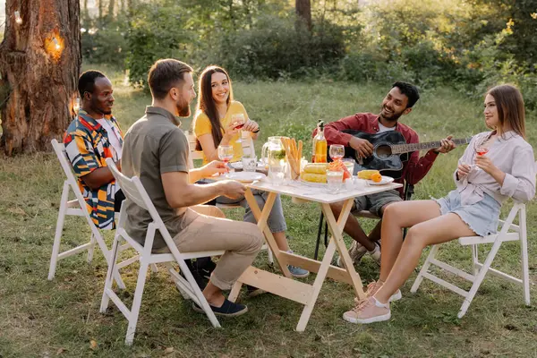 Meeting Multiracial Group Friends Playing Guitar Singing Eating Dinner Drinking — Stock Photo, Image