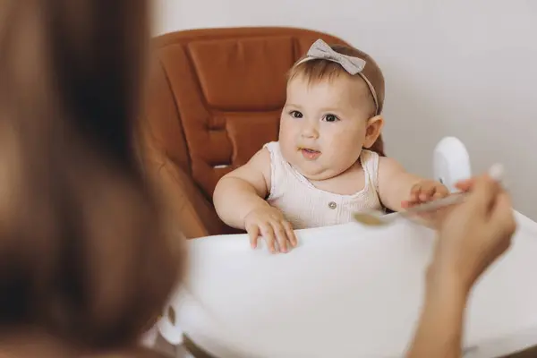 의자에 그녀의 스러운 음식을 어머니 — 스톡 사진