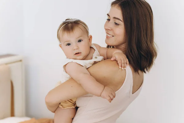 Felice Madre Con Sua Bella Figlioletta Camera Letto Sul Letto — Foto Stock