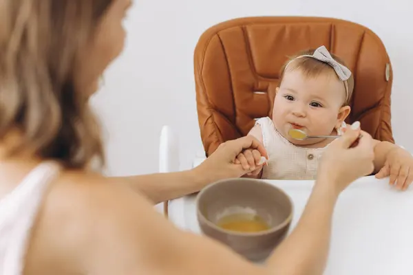 Madre Che Nutre Cibo Sano Alla Sua Adorabile Figlioletta Seduta — Foto Stock