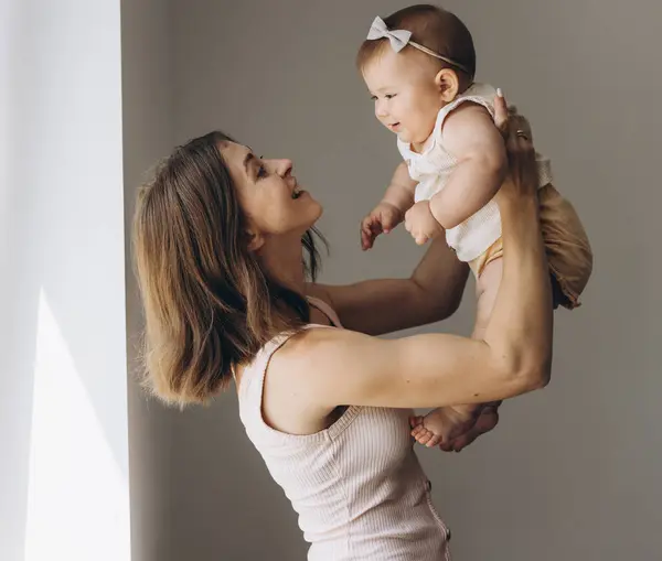 Szczęśliwa Matka Uroczą Córeczką Podczas Podnoszenia Powietrzu Białym Tle — Zdjęcie stockowe