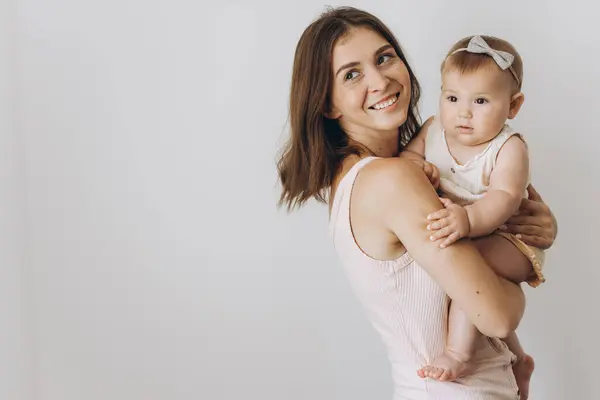 Feliz Madre Joven Con Adorable Niña Sobre Fondo Blanco —  Fotos de Stock