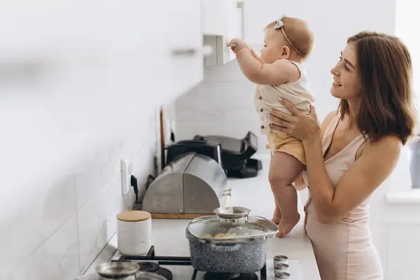 Una Madre Con Sua Bambina Prepara Cibo Cucina — Foto Stock