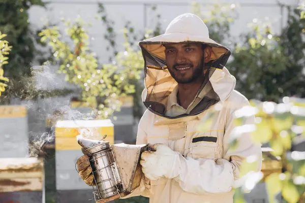 Χαρούμενος Χαμογελαστός Ινδός Μελισσοκόμος Καπνίζοντας Μέλισσες Καπνιστή Μέλισσα Στο Μελισσοκομείο — Φωτογραφία Αρχείου