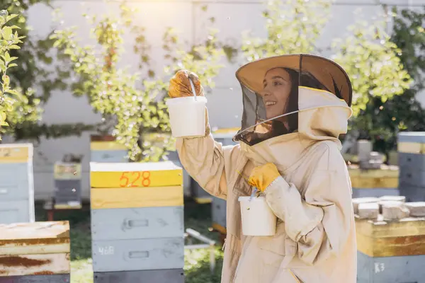 Счастливая Женщина Пчеловод Держит Готовый Органический Мед Сделанный Пчелиной Ферме — стоковое фото