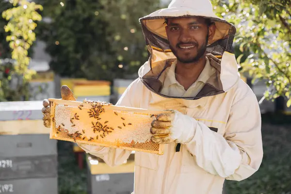 Ευτυχισμένος Χαμογελαστός Ινδός Μελισσοκόμος Στολή Στέκεται Στο Μελισσοκομείο Και Κρατώντας — Φωτογραφία Αρχείου