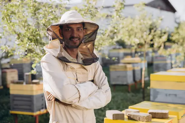 Portret Szczęśliwego Indyjskiego Pszczelarza Pracującego Pasiece Niedaleko Uli Pszczołami Zbieraj — Zdjęcie stockowe