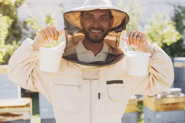 Szczęśliwy Uśmiechnięty Indyjski Pszczelarz Gospodarstwa Gotowe Miód Organiczny Wykonane Gospodarstwie — Zdjęcie stockowe