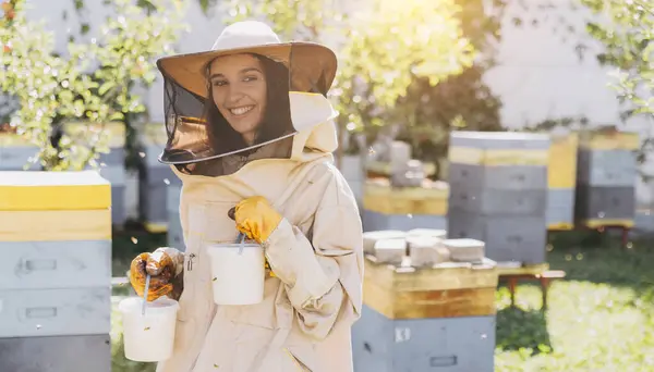 Mutlu Gülümseyen Dişi Arı Yetiştiricisi Arı Çiftliğinde Organik Bal Hazırlıyor — Stok fotoğraf