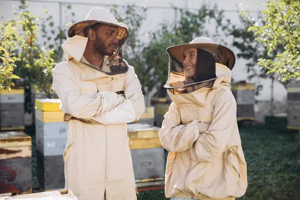 Dwóch Pszczelarzy Mundurze Ochronnym Stojących Obok Drewnianych Uli Małej Tradycyjnej — Zdjęcie stockowe