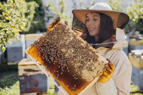 Happy Uśmiechnięta Kobieta Pszczelarz Kombinezonie Ochronnym Gospodarstwa Pszczoły Miodnej Ramki — Zdjęcie stockowe
