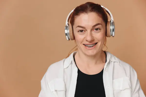 Mulher Moderna Sorrindo Com Aparelho Nos Dentes Ouvindo Música Fones — Fotografia de Stock