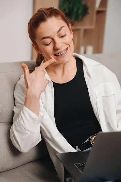 Dojrzała Kobieta Aparatem Zębach Konsultacji Ortodontą Podczas Rozmowy Wideo Wskazując Zdjęcia Stockowe bez tantiem