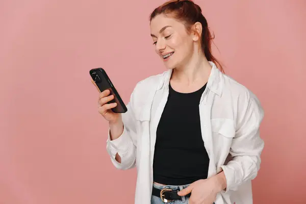 Mulher Feliz Moderna Sorrindo Amplamente Com Aparelho Falando Smartphone Fundo — Fotografia de Stock