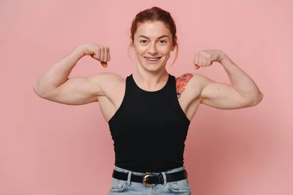 Glückliche Sportliche Muskulöse Frau Mit Roten Haaren Shirt Und Jeans Stockbild