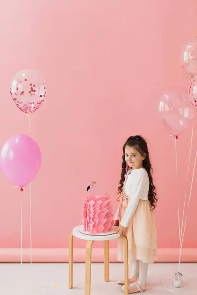 Entzückendes Kleines Mädchen Einem Rosa Kleid Posiert Neben Einer Flamingo — Stockfoto
