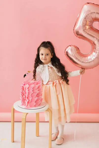 Чарівна Маленька Дівчинка Рожевій Сукні Позує Поруч Фламінго День Народження Ліцензійні Стокові Фото