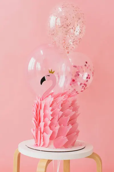 Bolo Rosa Bonito Com Flamingo Sobre Papel Rosa Balões Fundo Imagens Royalty-Free