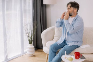 Yaşlı bir adamın mendile hapşırması, soğuk algınlığı veya alerjiden rahatsızlık duyması, mevsimsel alerjiler, virüs, grip ve hasta sağlığı, sağlık durumu, kıdemli bakım ve solunum için tıbbi tedavi