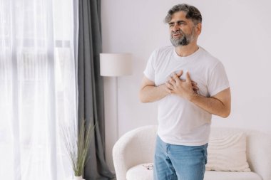 Kalp krizi, sağlık ve sağlık, kalp krizi, kalp krizi, dünya kalp krizi, kardiyovasküler hastalıktan muzdarip yaşlı bir adam. Sigorta ve hastane konsepti