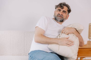 Uykulu yaşlı adam yastığa sarılıyor, yaşlı adam uykusuzluktan muzdarip, reklam yerin için fotokopi çekiyor.