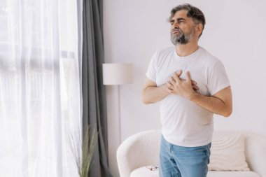 Kalp krizi, sağlık ve sağlık, kalp krizi, kalp krizi, dünya kalp krizi, kardiyovasküler hastalıktan muzdarip yaşlı bir adam. Sigorta ve hastane konsepti