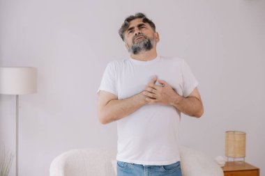 Kalp krizi, sağlık ve sağlık, kalp krizi, kalp krizi, dünya kalp krizi, kardiyovasküler hastalıktan muzdarip yaşlı bir adam. Sigorta ve hastane konsepti