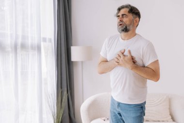 Kalp krizi, sağlık ve sağlık, kalp krizi, kalp krizi, dünya kalp krizi, kardiyovasküler hastalıktan muzdarip yaşlı bir adam. Sigorta ve hastane konsepti