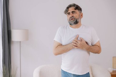 Kalp krizi, sağlık ve sağlık, kalp krizi, kalp krizi, dünya kalp krizi, kardiyovasküler hastalıktan muzdarip yaşlı bir adam. Sigorta ve hastane konsepti