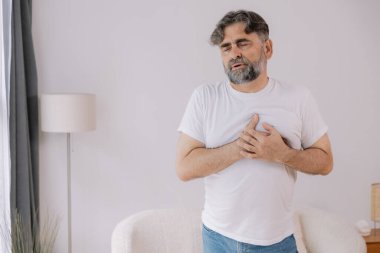 Kalp krizi, sağlık ve sağlık, kalp krizi, kalp krizi, dünya kalp krizi, kardiyovasküler hastalıktan muzdarip yaşlı bir adam. Sigorta ve hastane konsepti