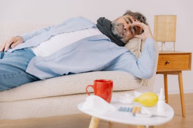 Evde kanepede yatan hasta kıdemli erkek hasta