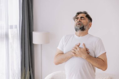 Kalp krizi, sağlık ve sağlık, kalp krizi, kalp krizi, dünya kalp krizi, kardiyovasküler hastalıktan muzdarip yaşlı bir adam. Sigorta ve hastane konsepti