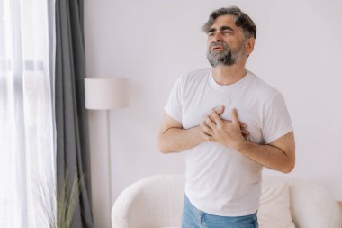 Kalp krizi, sağlık ve sağlık, kalp krizi, kalp krizi, dünya kalp krizi, kardiyovasküler hastalıktan muzdarip yaşlı bir adam. Sigorta ve hastane konsepti