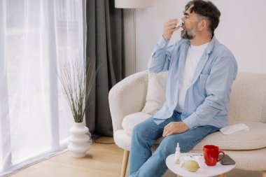 Yaşlı bir adamın mendile hapşırması, soğuk algınlığı veya alerjiden rahatsızlık duyması, mevsimsel alerjiler, virüs, grip ve hasta sağlığı, sağlık durumu, kıdemli bakım ve solunum için tıbbi tedavi