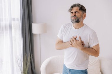 Kalp krizi, sağlık ve sağlık, kalp krizi, kalp krizi, dünya kalp krizi, kardiyovasküler hastalıktan muzdarip yaşlı bir adam. Sigorta ve hastane konsepti