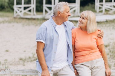 Mutlu son sınıf çifti kaynaşması ve birlikte dışarıda, sakin bir park ortamında güzel vakit geçirmeleri..