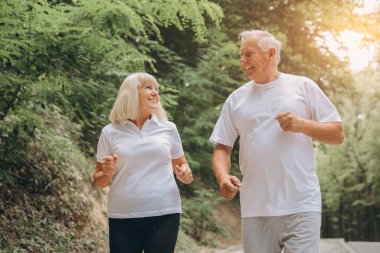 Koşmak, güneş ışığı ve spor yapan ve zorluklarla kaynaşan yaşlı bir çift. Parkın insanları, yaşlı adam ya da olgun kadın eğitimli, emekliliği olan ve gülümsemeli ya da mercekli sıhhatli