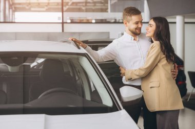 Bu bir araba istiyorum. güzel genç bir çift ayakta araba satın almak seçme galerisinde