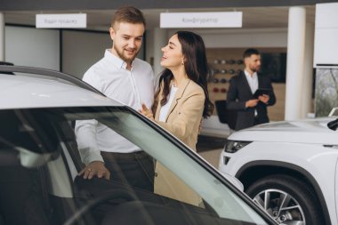 Bu bir araba istiyorum. güzel genç bir çift ayakta araba satın almak seçme galerisinde