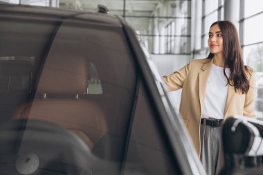Kadın, portre ve araba galerisine satış, ödeme ve yeni araba alımıyla gülümse. Alışveriş, mağaza ve galeride aracın satışı ve yatırımından gurur duyan müşteri