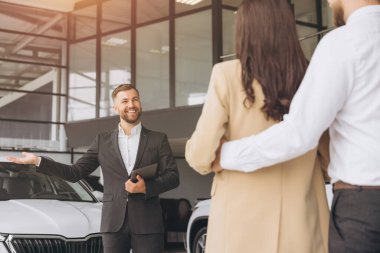 Otomobil Showroom 'daki İş Yeri' nde Güzel Araba Satıcısı 'nın Portresi, Yeni Otomobil, Ücretsiz Alan Almak İçin Eşlere Ellerinde Pano Veren Genç Satış Müdürü