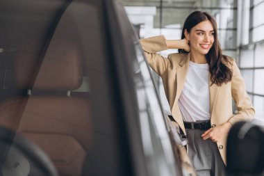 Kadın, portre ve araba galerisine satış, ödeme ve yeni araba alımıyla gülümse. Alışveriş, mağaza ve galeride aracın satışı ve yatırımından gurur duyan müşteri