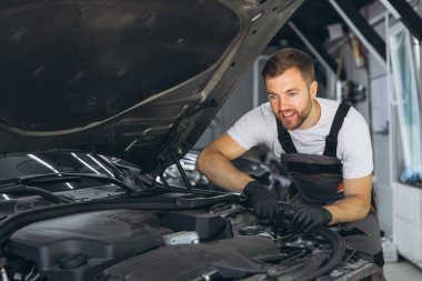 Profesyonel Tamirci Otomobil Tamirhanesinde Araba Motoru Çalışırken Gülümsüyor