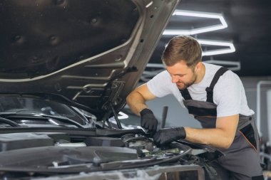 Profesyonel Tamirci Otomobil Tamirhanesinde Araba Motoru Çalışırken Gülümsüyor