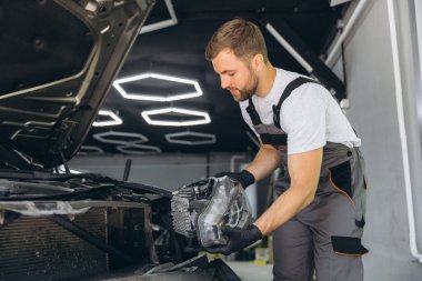 Otomotiv Tamirhanesinde Kapüşonlu Araba Farları