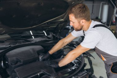 Profesyonel Tamirci Otomobil Tamirhanesinde Araba Motoru Çalışırken Gülümsüyor
